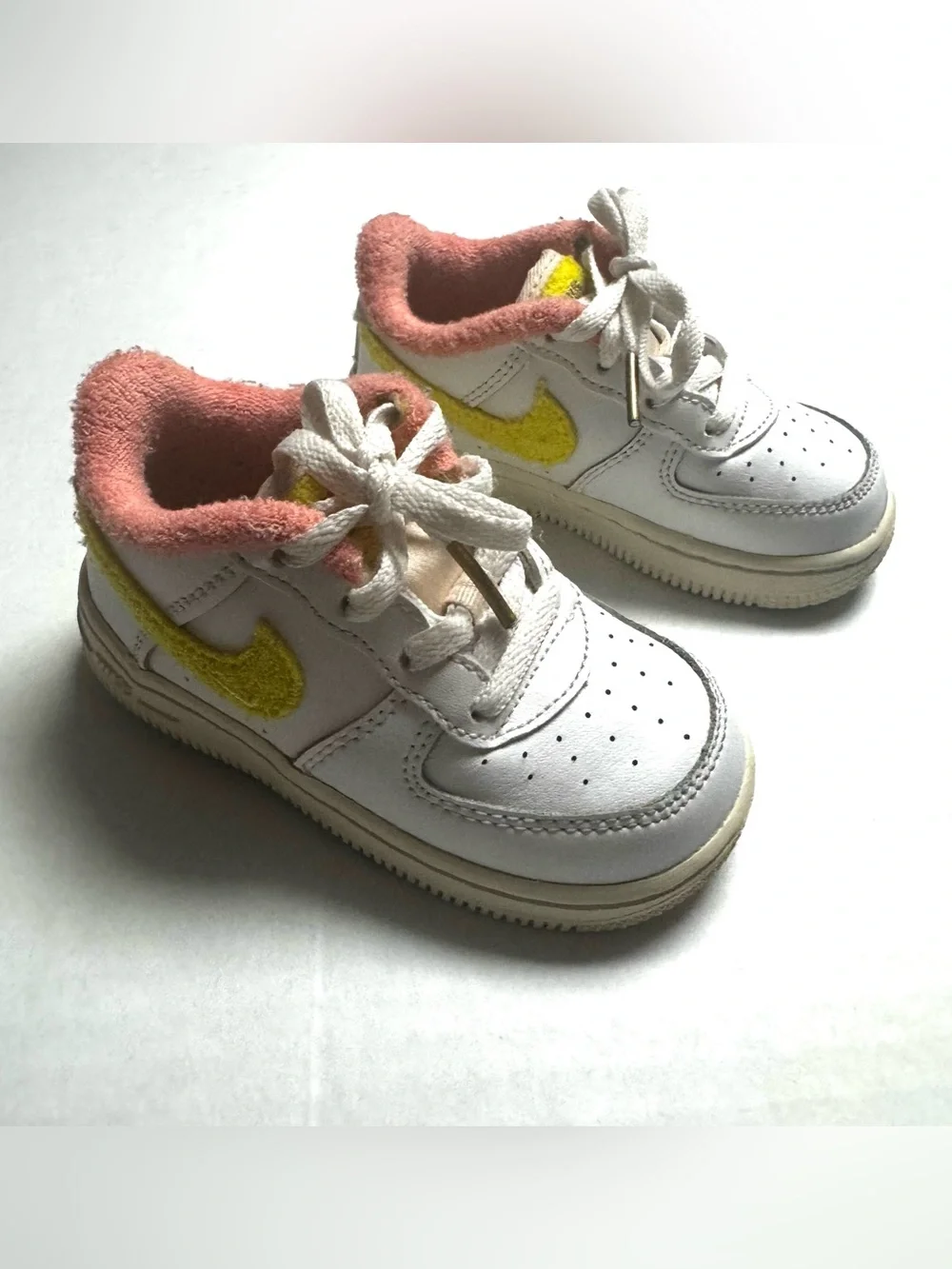 Nike Force 1 LV8 Sneaker In White/Yellow Strike-Phantom-Pearl Toddler Size: 7C